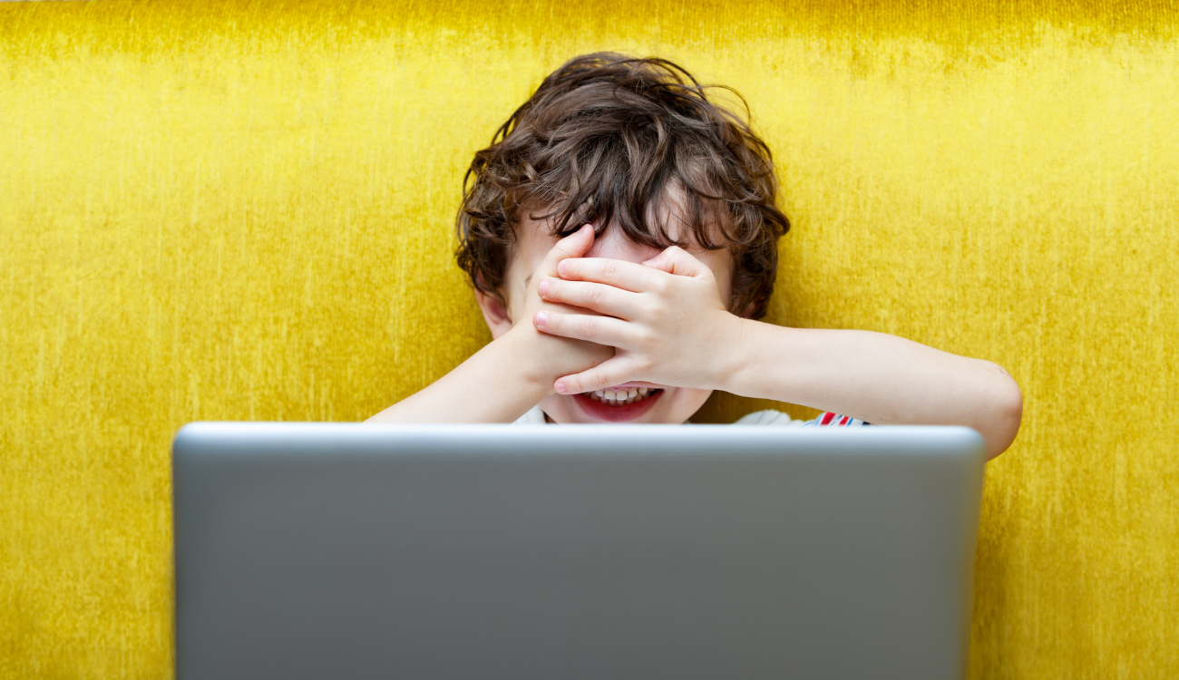 Online-biztonsag-gyerekeknek-a-hatamenti-tersegben